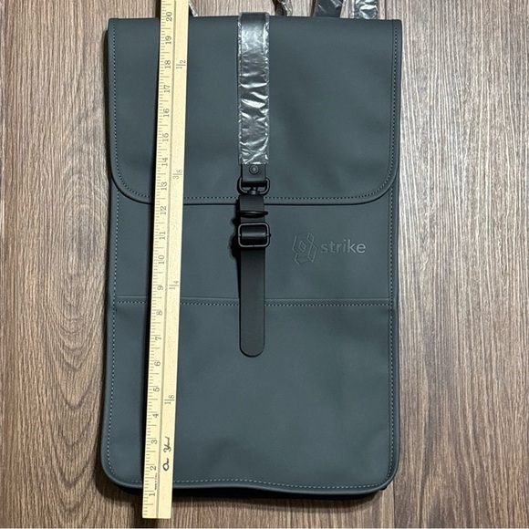 🔥🔥🔥Rains Black Minimalist Backpack🔥🔥🔥 - Picture 13 of 13